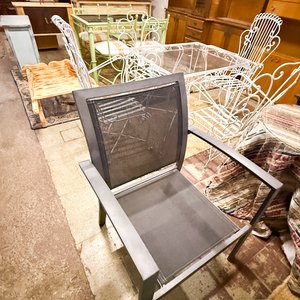 Lote anterior: Sillón de exterior gris con mesa auxiliar verde y detalles de mobiliario