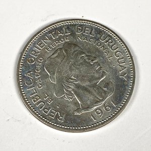 Moneda de Plata "El Gaucho" 10 Pesos Uruguayos 1961 - imagen 3