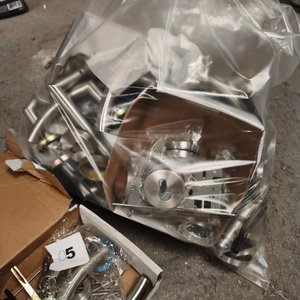 Lote de Manijas, Tiradores y Herrajes Metálicos para Puertas - imagen 3