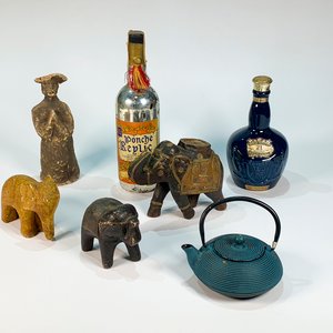 Lote de 7 piezas: Elefantes de madera y yeso, figura de dama, tetera azul y botellones de licor - imagen 1