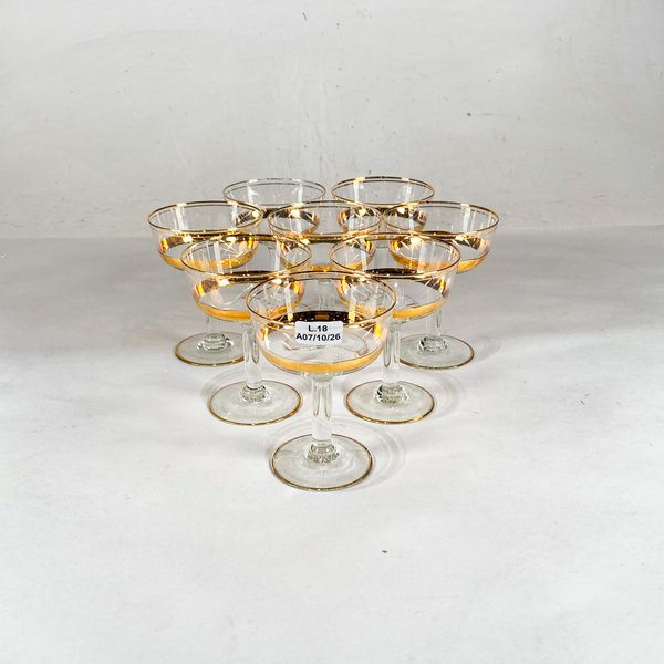 Juego de 8 Copas de Vidrio Talladas con Borde Dorado - imagen 1
