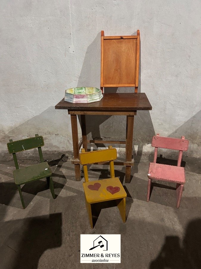 Mesa y Sillitas Infantiles de Madera
