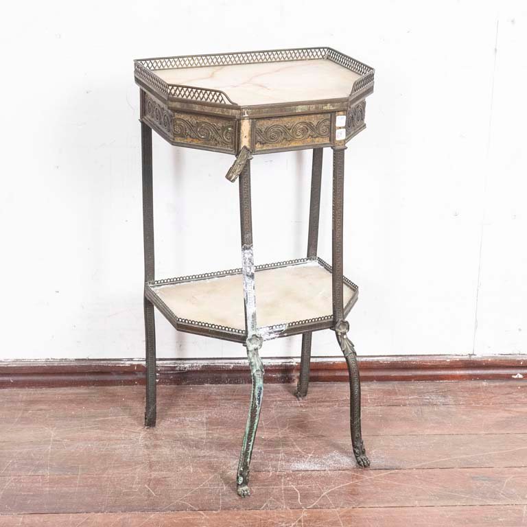Lote anterior: Mesa de sala en bronce con tapa y estante de mármol