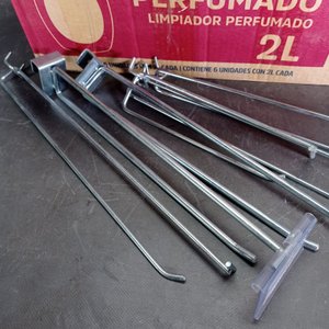 Más de 70 perchas en metal para exhibir en diferentes formas y tamaños.  - imagen 5