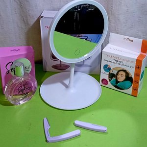Lote siguiente: Espejo con Luces, Almohadón de Viaje Inflable, Perfume y Perfiladores de Cejas
