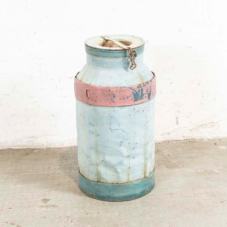 Lote siguiente: Tarro lechero de metal pintado