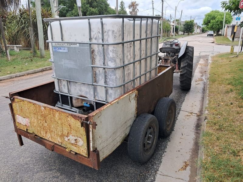 Lote anterior: Remolque de 4 ruedas con tarrina de 1000 litros