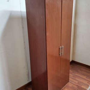 Ropero de madera con puertas, barral y estantes interiores - imagen 3