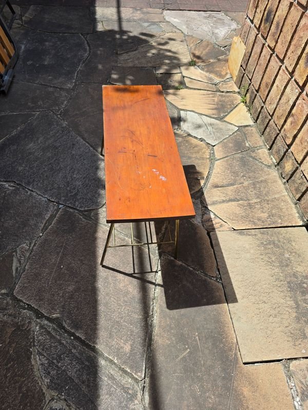 Mesa antigua de madera con tapa roja - imagen 2