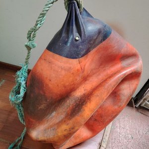 Boya Náutica Grande Naranja y Azul Oscuro con Inscripción 'VD 16' (120x80 cm) - imagen 4