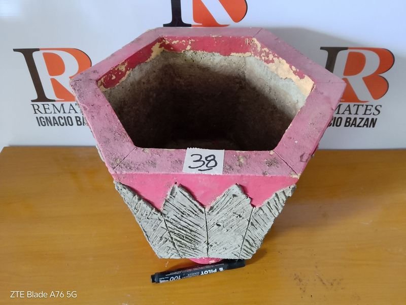 Lote siguiente: Maceta de hormigón en buen estado