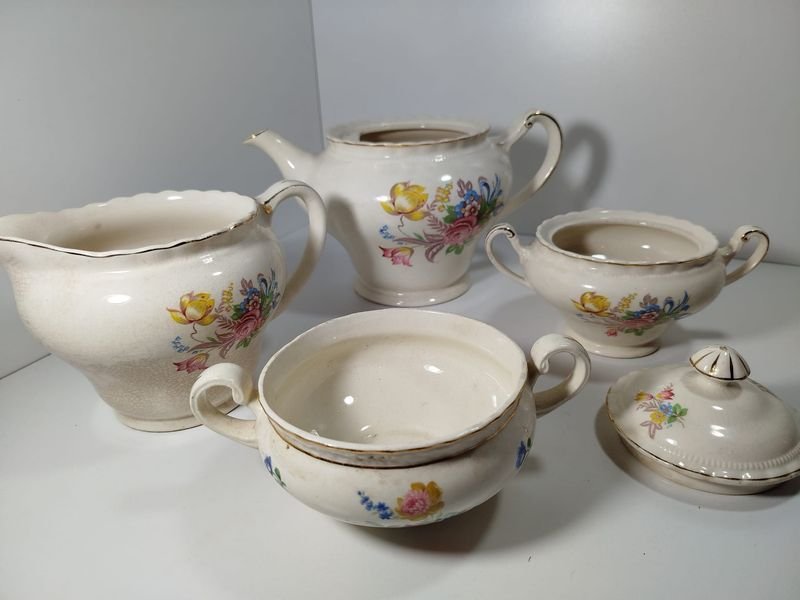Colección de cerámica blanca y objetos varios