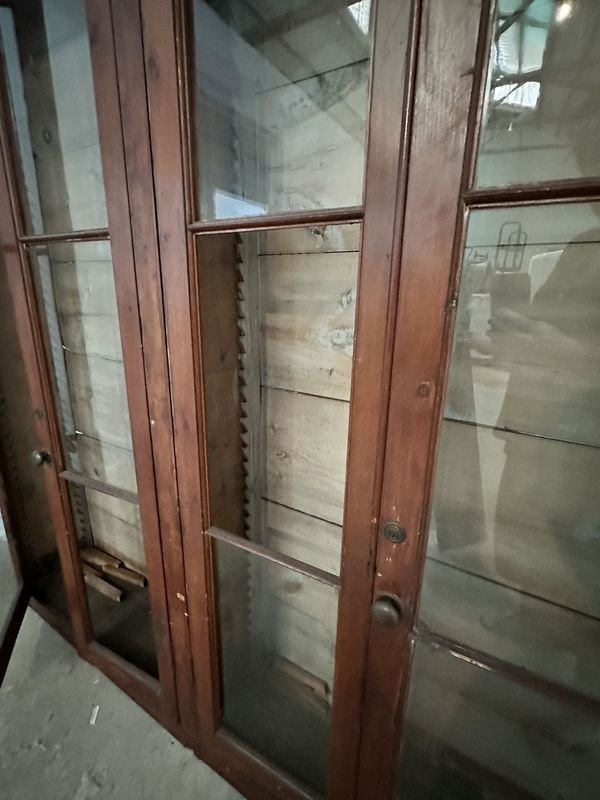 Librería de madera con puertas y estanterías - imagen 6