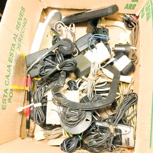 Lote de Controles Remotos y Adaptadores de Audio - imagen 3