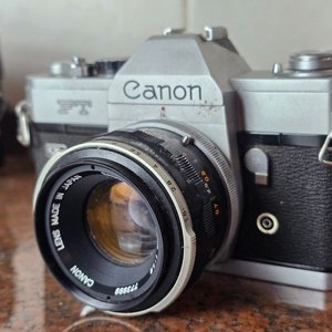 Lote de 3 Cámaras Fotográficas Vintage Canon Japonesas con Accesorios - imagen 4