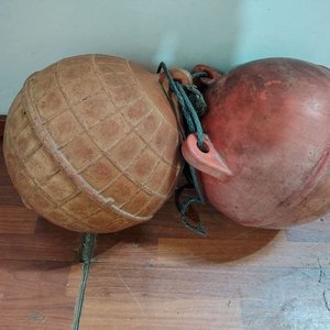 Par de Boyas Esféricas Plastisol Rojas y Terracota (35x35 cm) - imagen 2