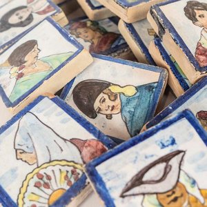 Lote de 24 Baldositas Decorativas con Diseños de Personajes - imagen 2