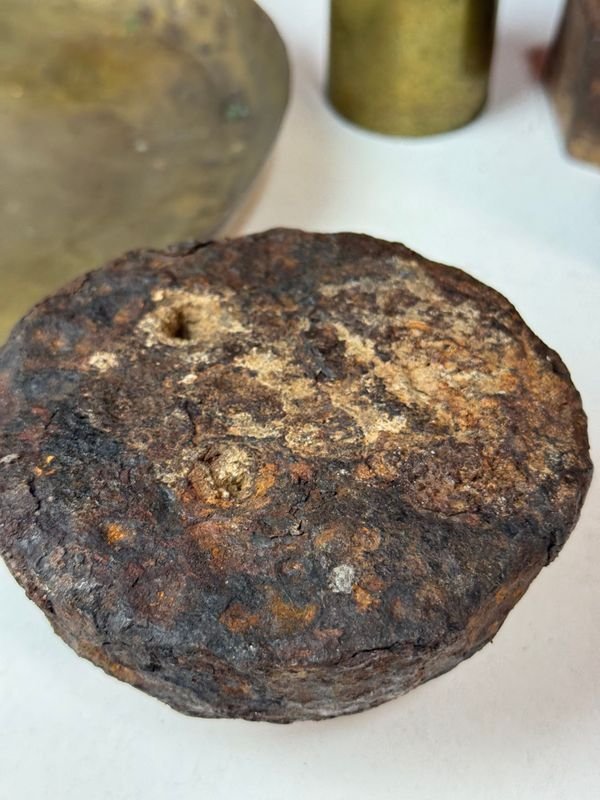 Lote de piedras, pesas y objetos variados - imagen 5
