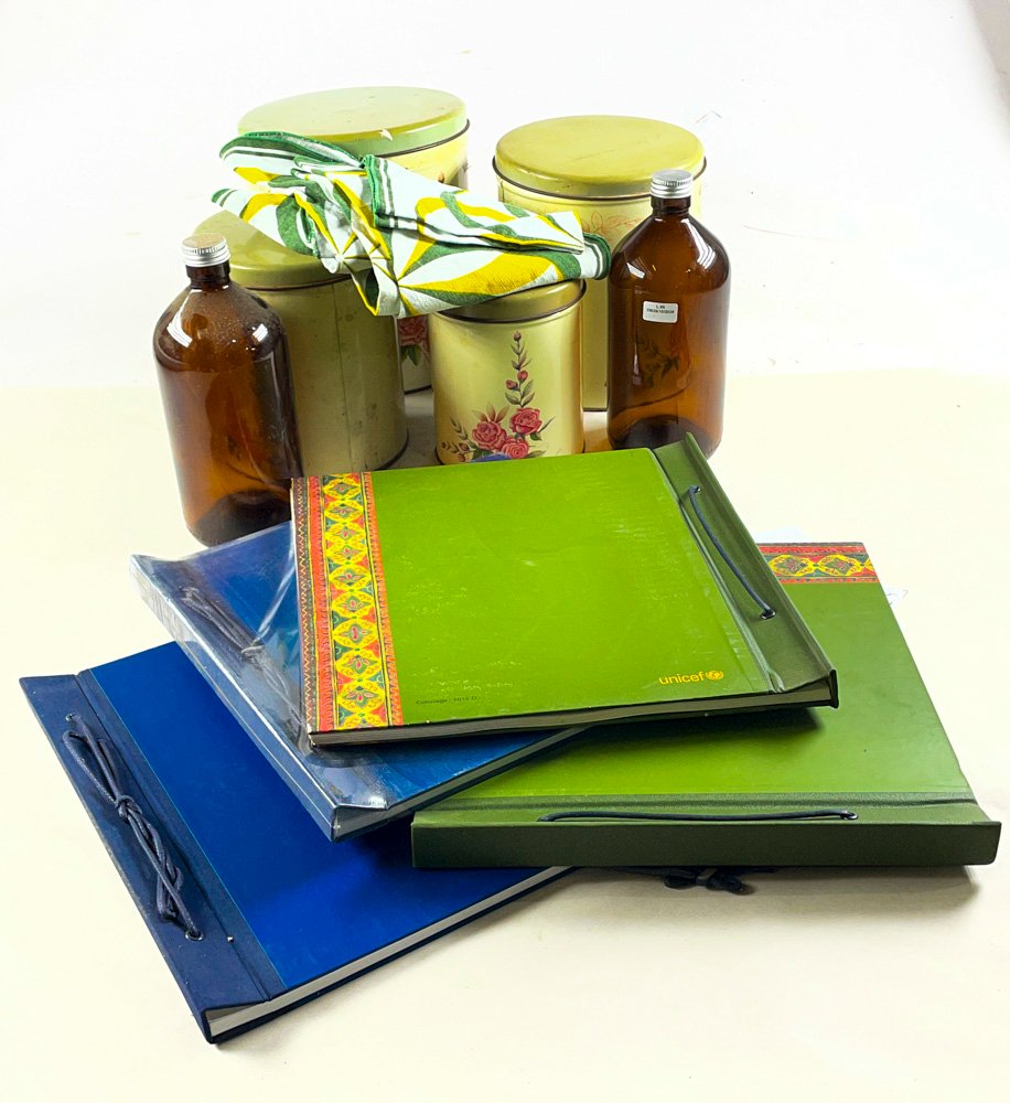 Lote de Latas Decorativas, Botellas Ámbar, Álbumes y Servilletas