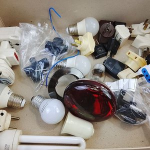 Lote de Lamparitas LED, Halógenas, Incandescentes y Adaptadores de Corriente - imagen 6
