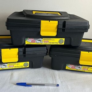 Lote siguiente: Set de 3 Cajas de Herramientas Plásticas Negras con Cierres Amarillos