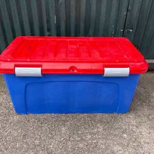 Lote siguiente: Caja Plástica Grande con Ruedas para Guardar Juguetes y Varios