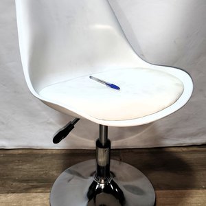 Lote siguiente: Butaca Giratoria Estilo Eames con Asiento Tapizado y Base Cromada