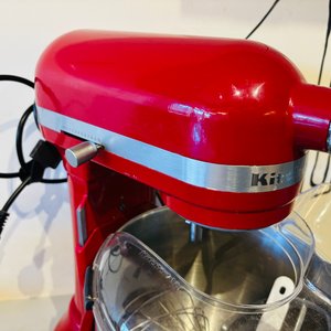 Lote #024 – Batidora KitchenAid (origen Bélgica) 220v, con globo, lira y gancho amasador. 6,6 litros de capacidad - imagen 5