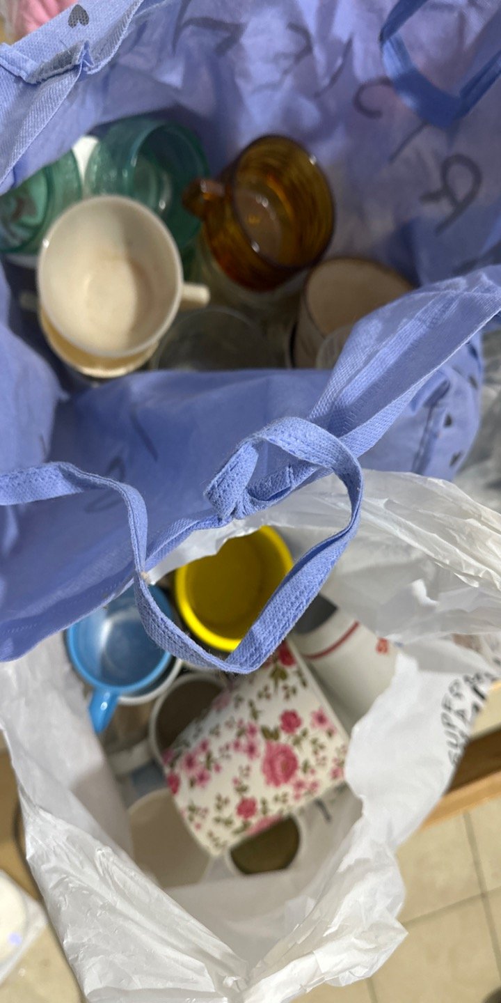 Dos Bolsas con Tazas Varias
