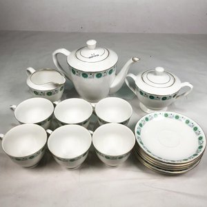 Juego de Porcelana Blanca con Guarda Floral Verde y Dorada: Tetera, Lechera, Azucarero, Tazas y Platitos (15 Piezas) - imagen 1