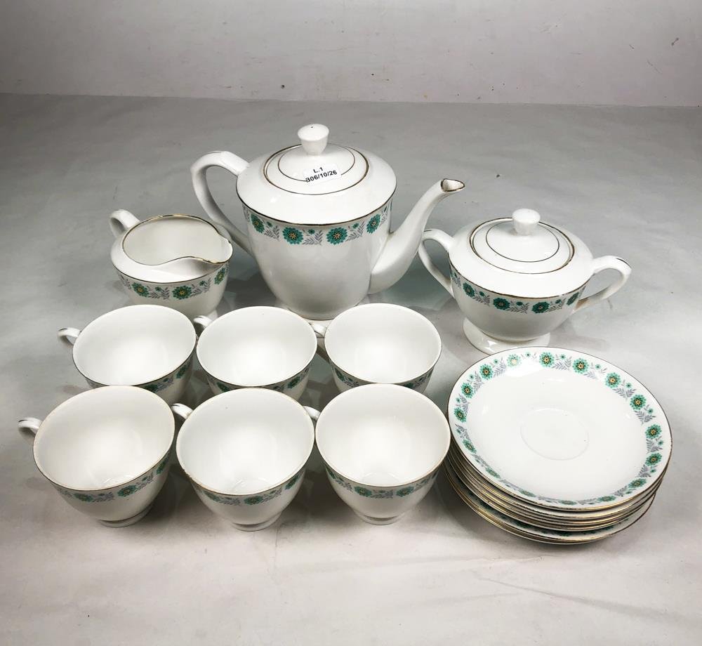 Juego de Porcelana Blanca con Guarda Floral Verde y Dorada: Tetera, Lechera, Azucarero, Tazas y Platitos (15 Piezas)