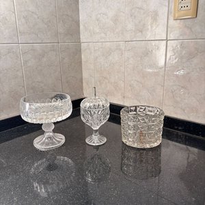 Lote siguiente: Set de 3 Artículos de Vidrio Tallado: Caramelera, Copa y Florero