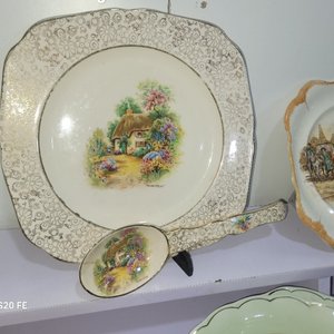 Lote de Porcelana Variada: Platos Decorativos, Ensaladera y Jarrita - imagen 3