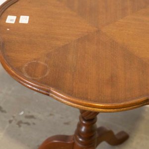 Mesa Auxiliar Inglesa de Sala con Tapa Lobulada y Pie Trípode - imagen 2