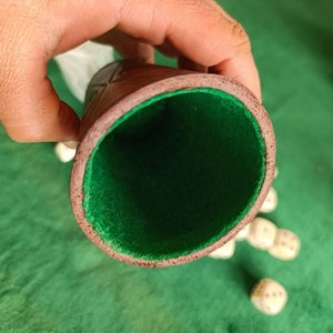 Paño para Juegos de Algodón con 6 Vasos Forrados en Cuero y 38 Dados - imagen 10