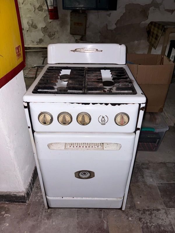 Cocina Años 50 Ferrosmalt: Un Horno de Estufa Clásico