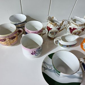 Juego de té incompleto: Tazas, platillos y lechera de diversas procedencias - imagen 6