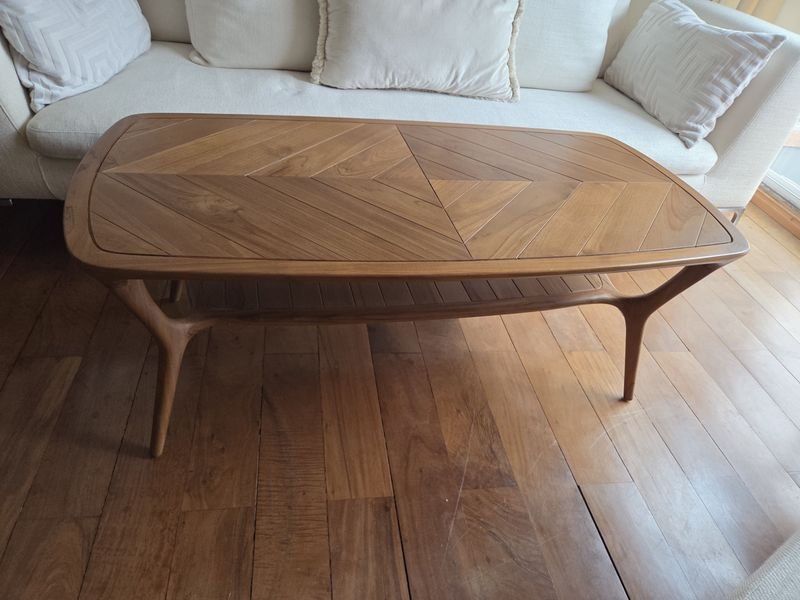 Lote anterior: Mesa ratona de madera con patrón de herringbone y excelente calidad