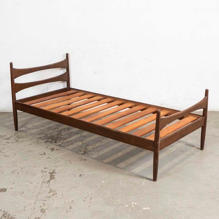 Cama Danesa Una Plaza de Madera Oscura