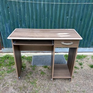 Lote anterior: Escritorio de madera con cajón y estante