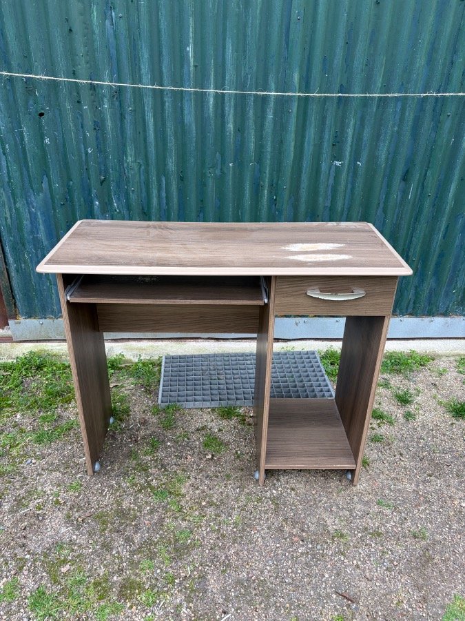 Escritorio de madera con cajón y estante
