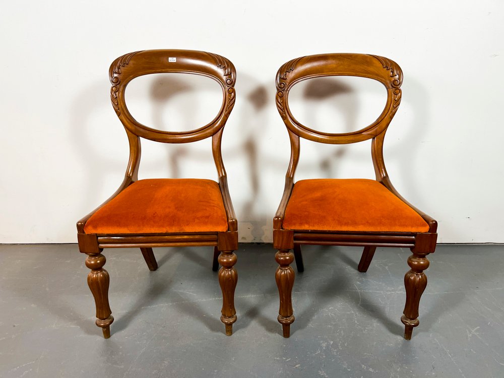 Par de Sillas Inglesas de Caoba con Asiento de Pana Marrón
