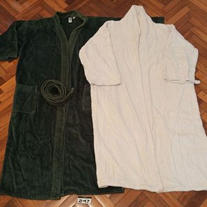 Dos Batas de Baño para Adultos: Verde y Blanca - imagen 1
