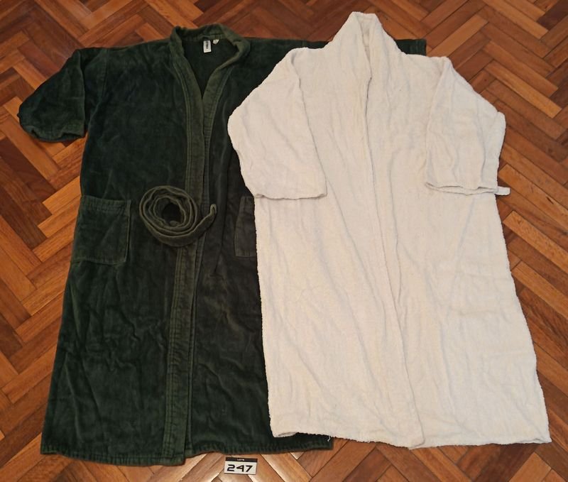 Dos Batas de Baño para Adultos: Verde y Blanca
