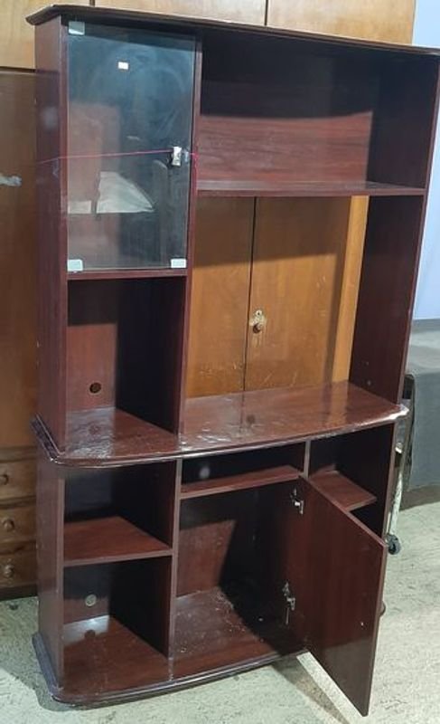 Aparador en MDF con puertas de vidrio y estantes - imagen 2