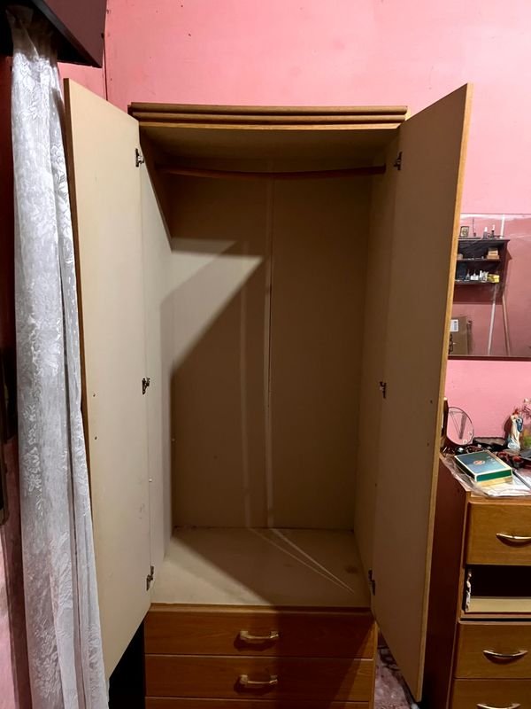 Ropero Madera Enchapada con Dos Puertas Batientes Tres Cajones Inferiores - imagen 2