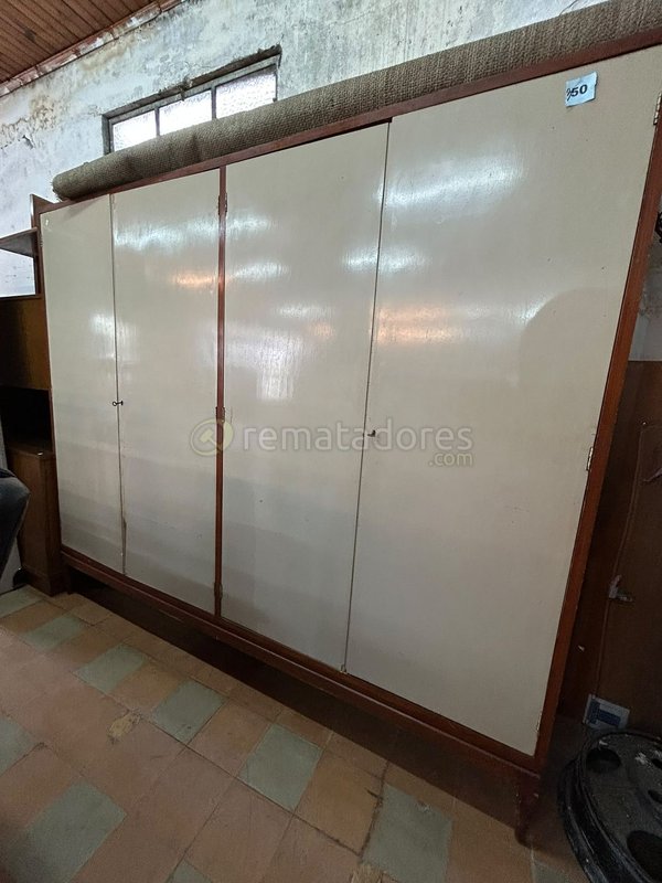 Armario de madera con puertas blancas y detalles en marrón