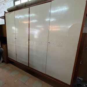 Lote anterior: Armario de madera con puertas blancas y detalles en marrón