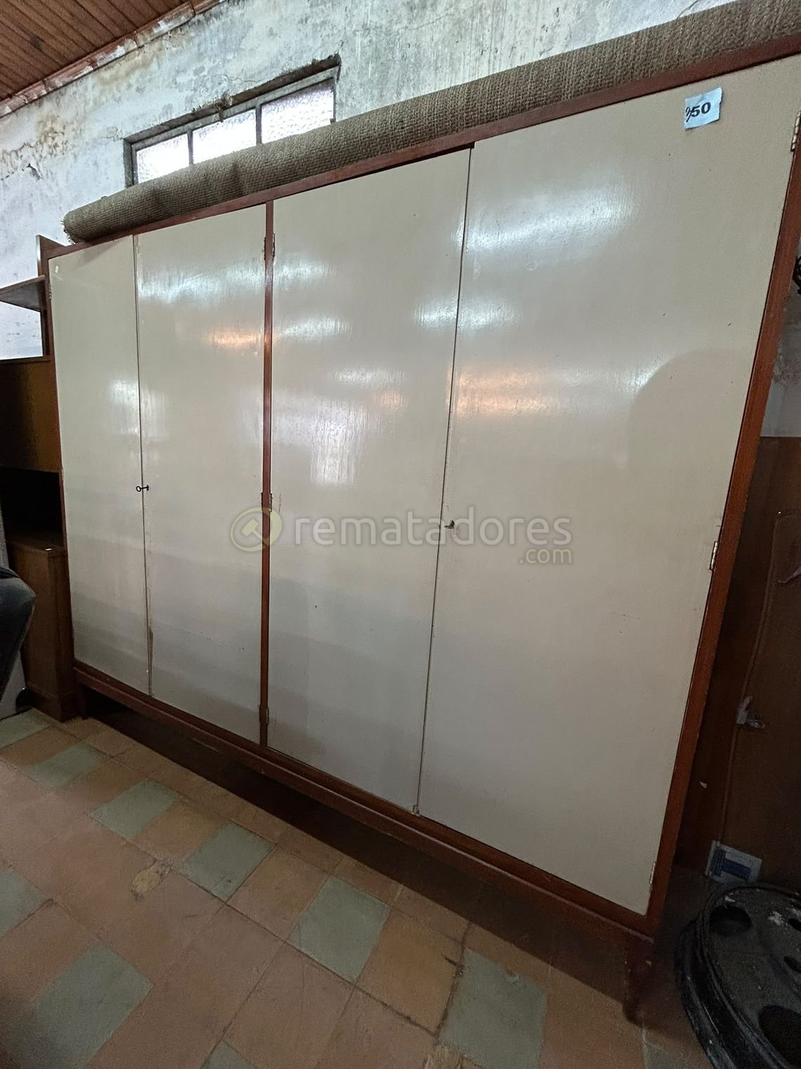Armario de madera con puertas blancas y detalles en marrón