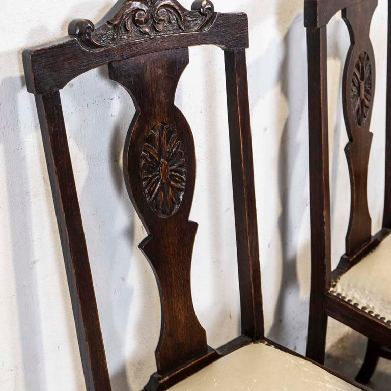 Sillas de roble talladas con asientos tapizados en cuerina - imagen 3